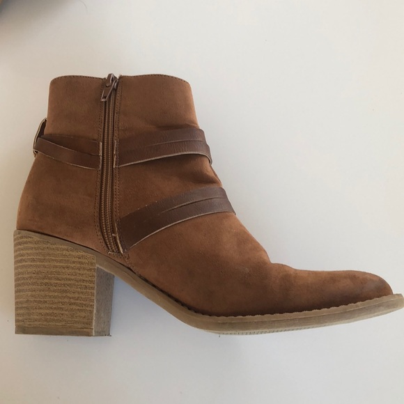Leather boots with heel and buckle - Picture 3 of 3